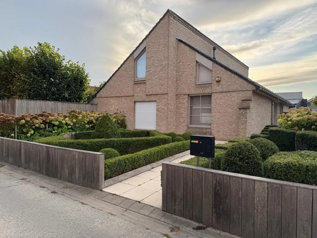 Villa in Izegem - 7681569 - Gistelstraat 5, 8870 Izegem