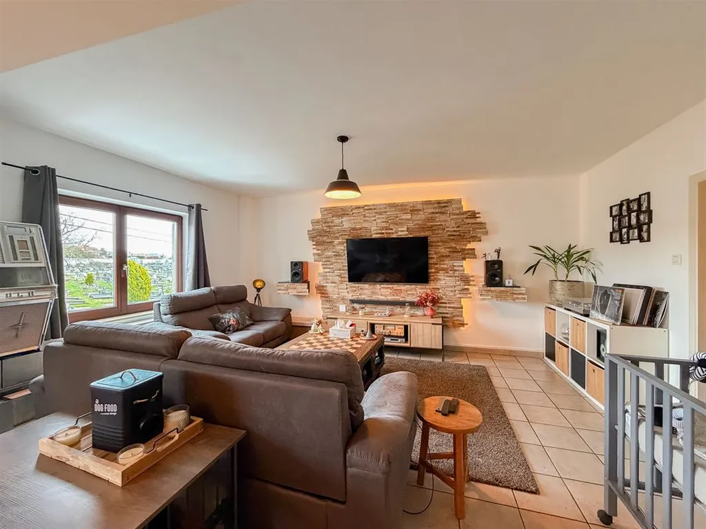 Huis in Monceau-sur-Sambre - 7668510 - Rue Pierre Hans 173, 6031 Monceau-Sur-Sambre