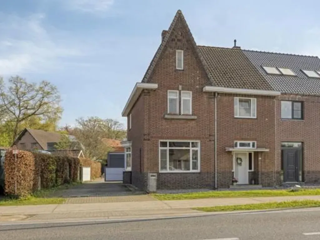 Huis in Kessenich - 7673896 - Bree&euml;rsteenweg 11, 3640 Kessenich